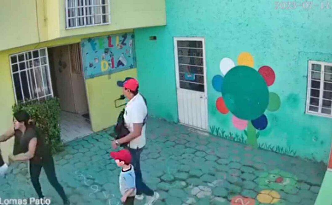 Momento en que padres del niño de 3 años agreden a golpes a su maestra de kínder. Foto: Especial/El Universal