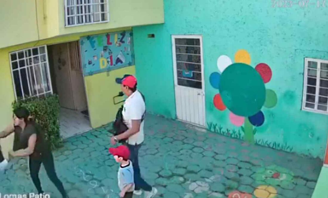 Momento en que padres del niño de 3 años agreden a golpes a su maestra de kínder. Foto: Especial/El Universal