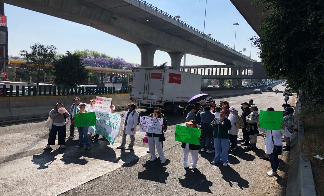 Bloqueo en Periférico Norte; personal médico del IMSS exige nombramientos y basificación en Naucalpan. Foto: Diego Simón