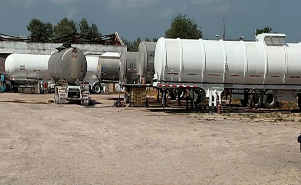 Ejército asegura 164 mil litros de hidrocarburo en Matamoros, Tamaulipas; decomisan armas y vehículos.
Foto: Especial.