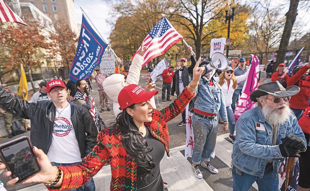 Partidarios del entonces presidente de Estados Unidos, Donald Trump, en la plaza Black Lives Matter (BLM) frente a la Casa Blanca, en noviembre de 2020. Foto: EFE