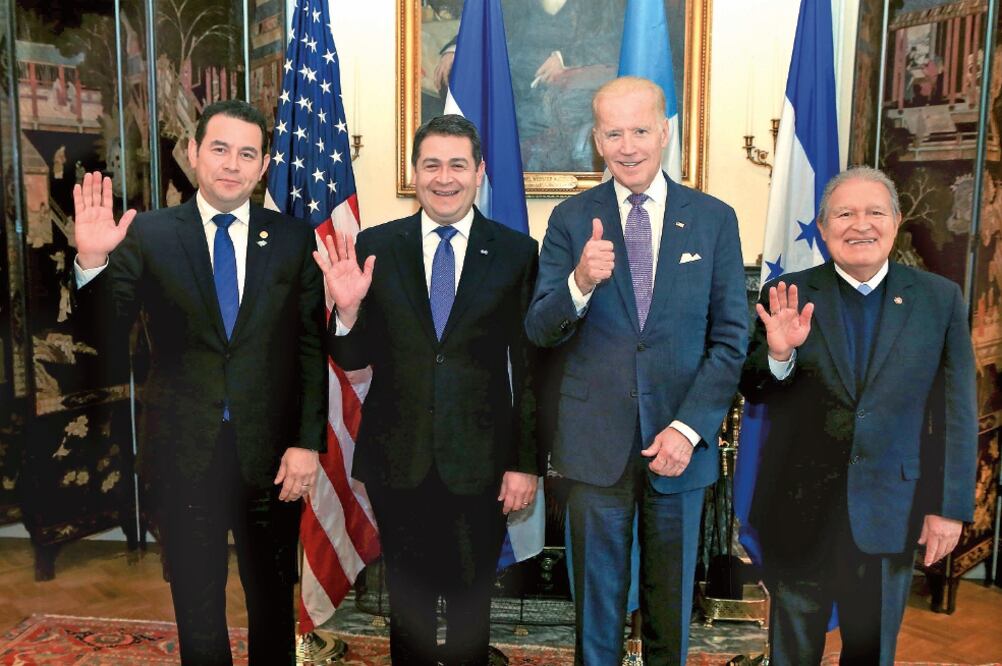 Los presidentes de Guatemala, Jimmy Morales; de Honduras, Juan O. Hernández; el vicepresidente Biden y el mandatario Salvador Sánchez Ceren, de El Salvador, ayer (EFE)
