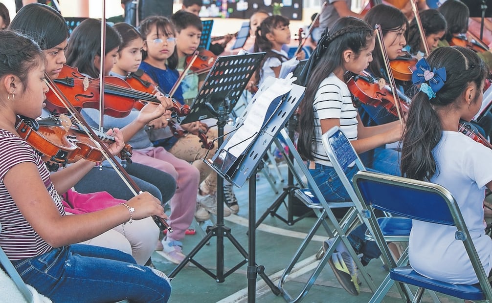 Un grupo de casi 100 infantes y adolescentes se reúnen, junto a instructores, para aprender, compartir y mejorar sus habilidades en distintos instrumentos de cuerda. Fotos: de Juana García