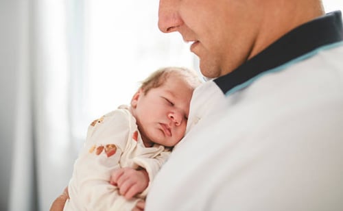 Mexico's Paternity Leave: IMCO Warns of Lag as Reform Stalls in Congress