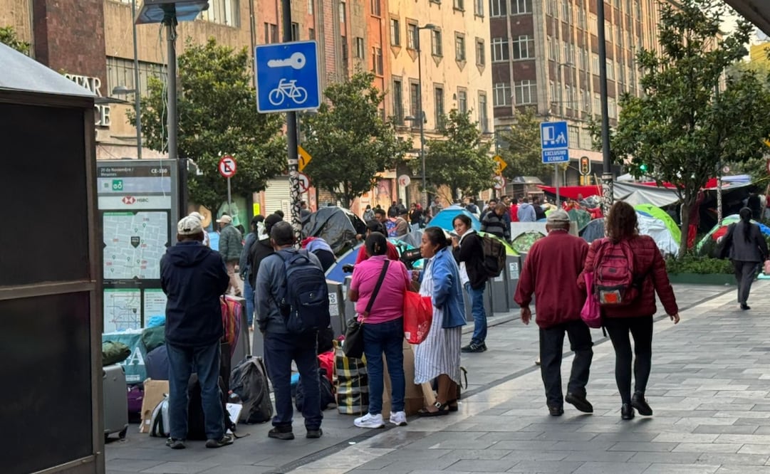 Sobre la avenida 20 de Noviembre continúan instaladas numerosas casas de campaña de los profesores disidentes. Foto: Salvador Corona / EL UNIVERSAL