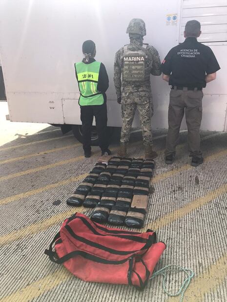 Decomisan cocaína colombiana oculta en buque en Lázaro Cárdenas, Michoacán