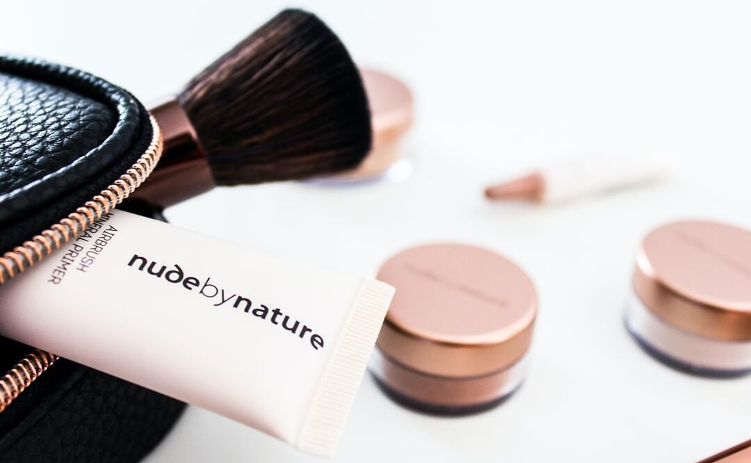 El polvo traslúcido es muy útil para lograr maquillajes impecables / Foto: Unsplash