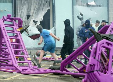 Niño de 12 años confiesa que participó en actos de violencia durante protestas de extrema derecha en Reino Unido