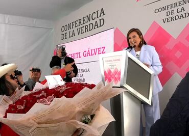 ¿Quién es “El Patrón”, tiktoker que le "llevó" ramo buchón a Xóchitl Gálvez durante Conferencia de la Verdad?