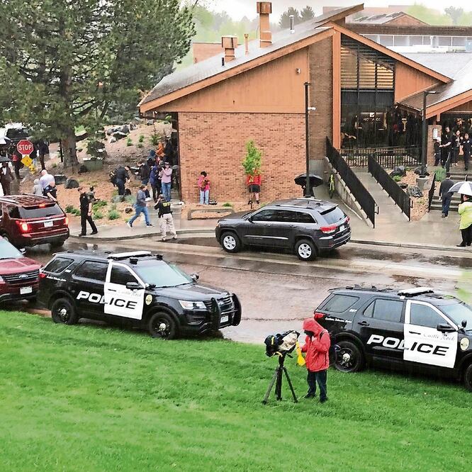 Alguaciles del condado Douglas, policías y personal de emergencia respondieron al tiroteo en la escuela secundaria STEM, en Highlands Ranch. DAVID ZALUBOWSKI. AP