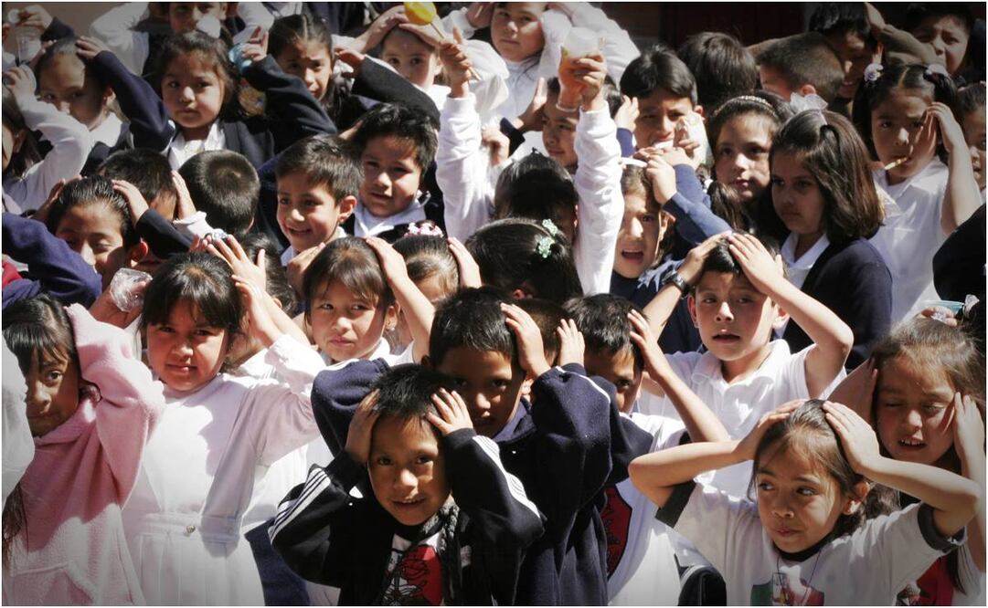 Niños y niñas en patio bajo el sol. Foto: EL UNIVERSAL
