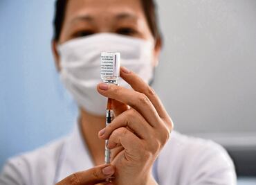 El doctor Alejandro Macías denomina como "grupos antivacunas" a quienes señalan los efectos del biológico de AstraZeneca