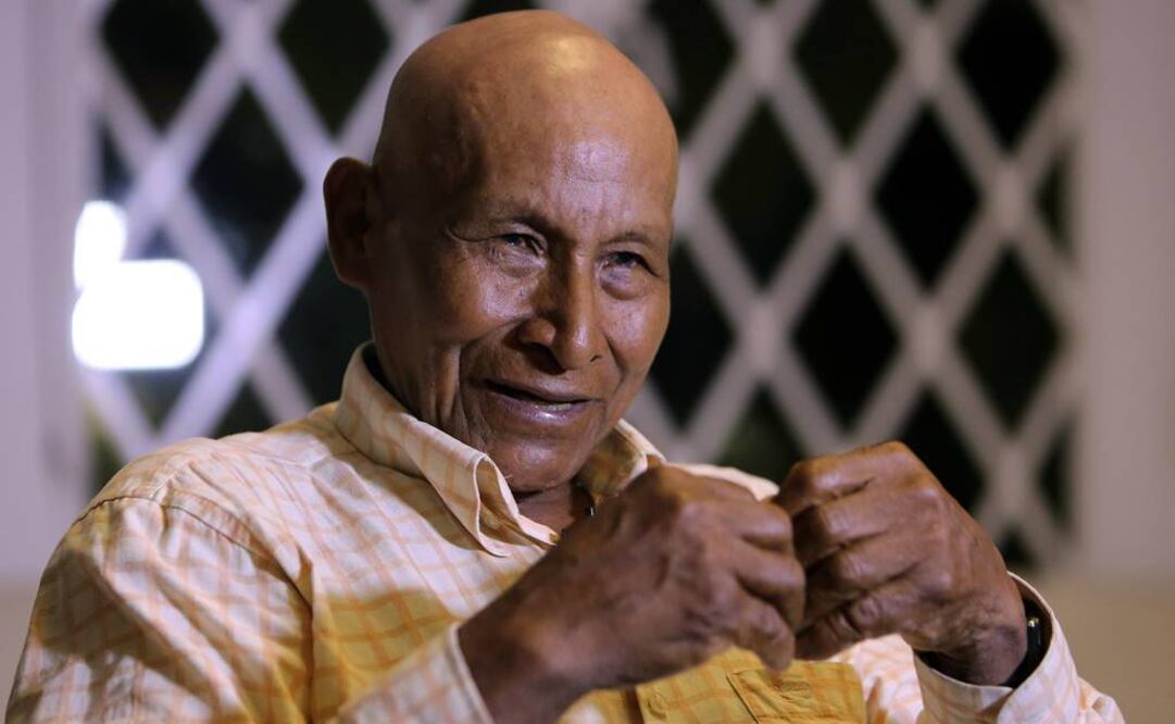 Sus paisanos le dicen: "no te pongas orgulloso", pues consideran que "Don Antonio", como lo llaman, es emisario de un mundo desconocido y por ello ha decidido ir a defender "su raza" en su lengua. FOTO: EFE.