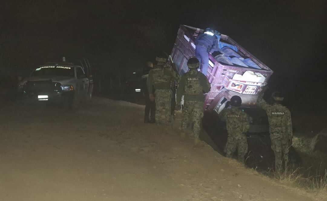 Los vehículos y el hidrocarburo fueron puestos a disposición de las autoridades competentes, para la integración de la carpeta de investigación correspondiente. Foto: Marina