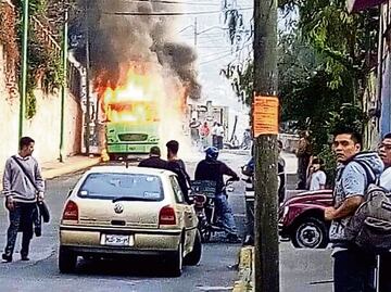Asesinan a chofer e incendian microbús en Cuautepec