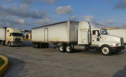 Tráileres continúan varados por fuertes vientos en Oaxaca