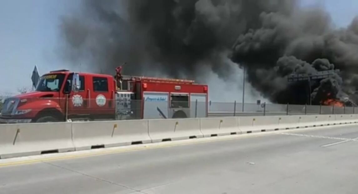 Incendian camiones de carga por bloqueo de Puente Reynosa-Pharr; hay 3 detenidos