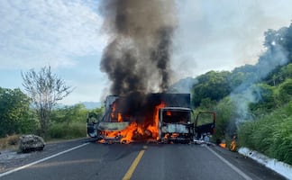 Queman dos camiones materialistas en Tuxpan, Veracruz; hombres armados bajaron a los conductores