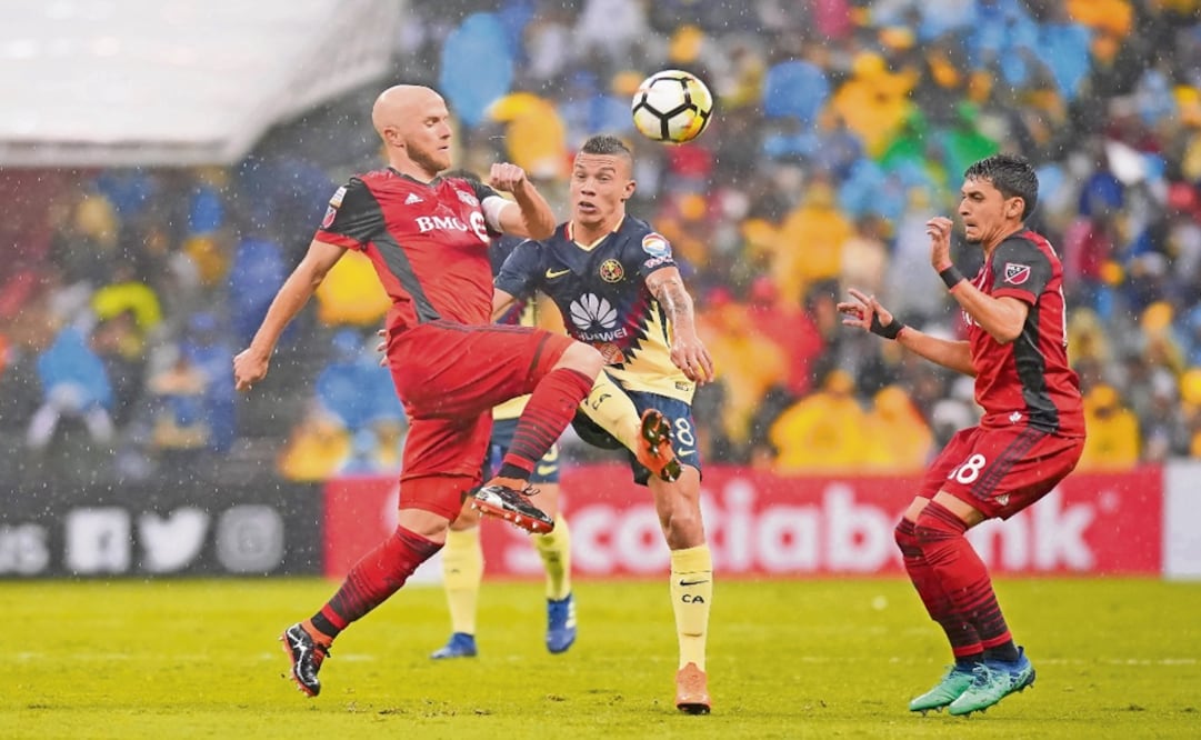 Soccer teams América (MEX) and Toronto FC (CAN) during a match in 2018 – Photo: Marcos Domínguez/EL GRÁFICO REDISEÑO
