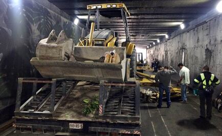 Tráiler con trascabo se atora en bajo puente de Tlalpan