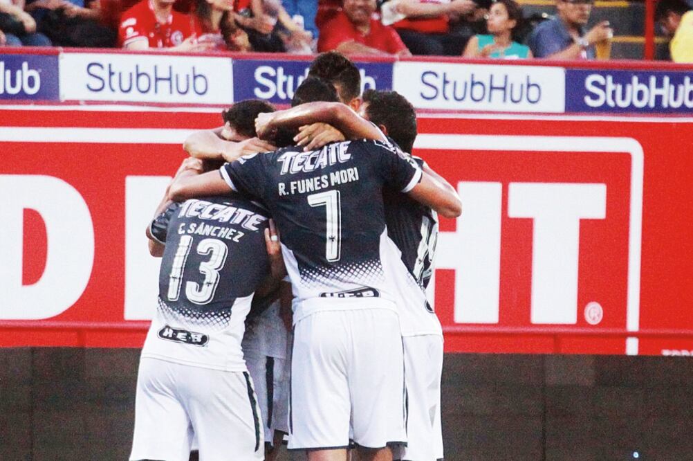 Los Rayados se funden en un abrazo con el verdugo de los Xolos. (ALEJANDRO ZEPEDA. EFE)