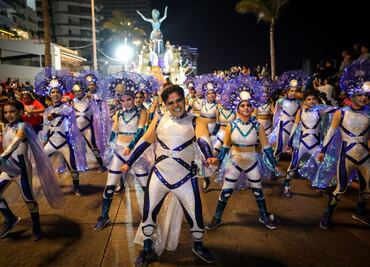 Mazatlán vibra con su carnaval; cerca de 450 mil personas disfrutan del Gran Desfile en el malecón