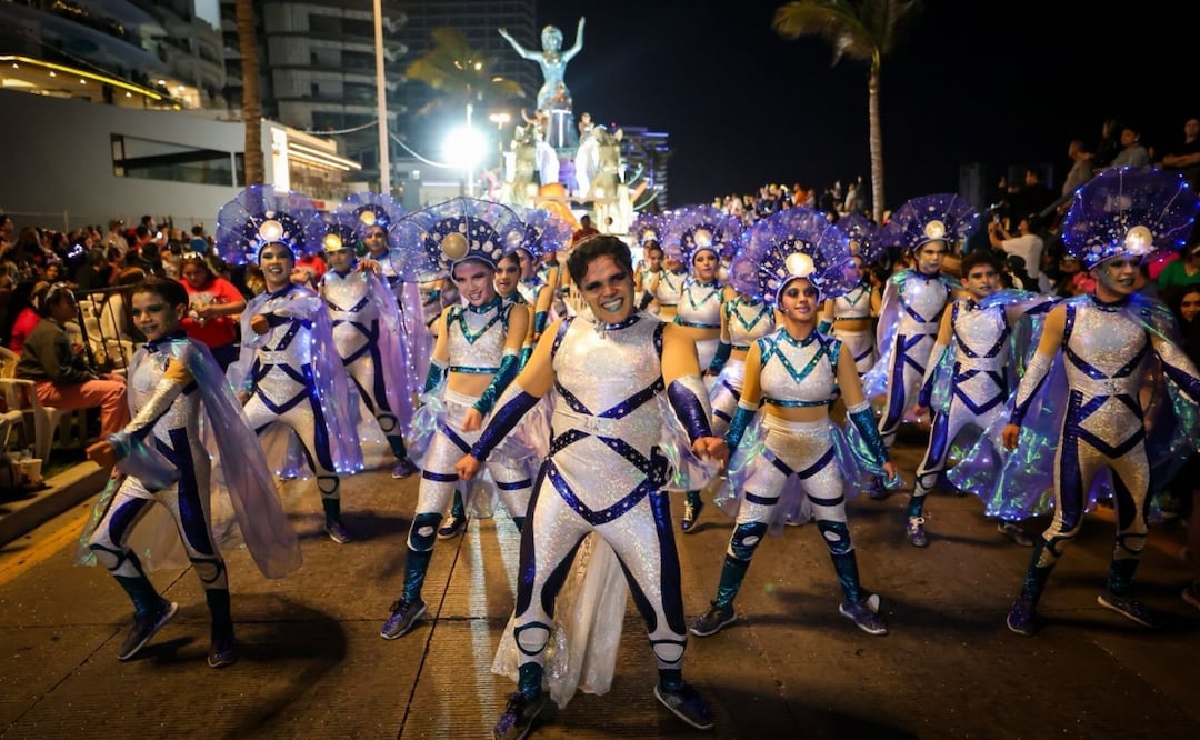 Mazatlán vibra con su carnaval; cerca de 450 mil personas disfrutan del Gran Desfile en el malecón. Foto: Especial