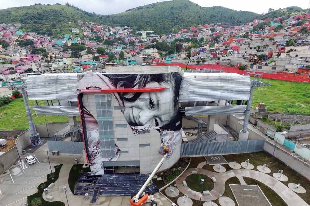 Los artistas Will y Tormet a pintan un mural en el techo de una casa del municipio, con el que, dicen, buscan representar a una mujer “libre, que vive sin miedo” (GERMÁN GARCÍA)