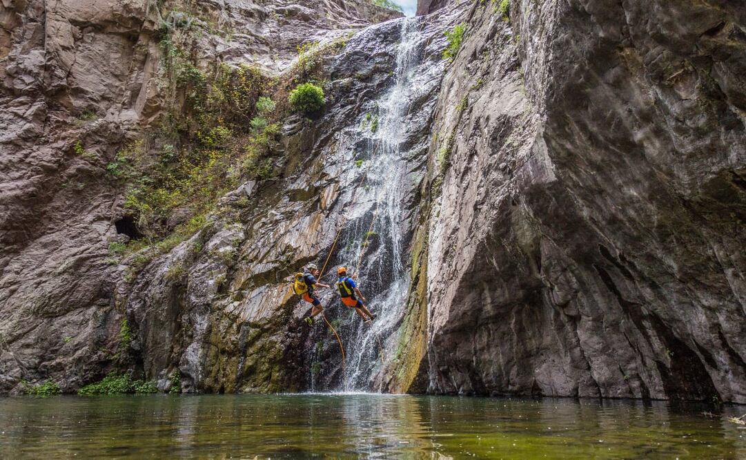 El tour por Paso de Vaqueros incluye un descenso a rappel desde 30 metros de altura. Foto: Cortesía Exxi Challenge