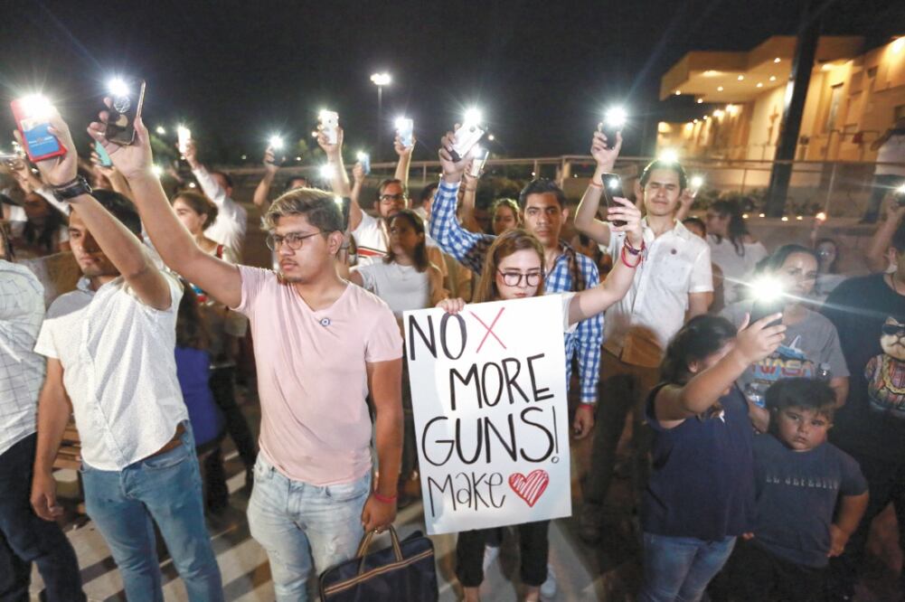 En El Paso High School, lugareños lamentaron el tiroteo. Foto/CHRISTIAN TORRES. AFP