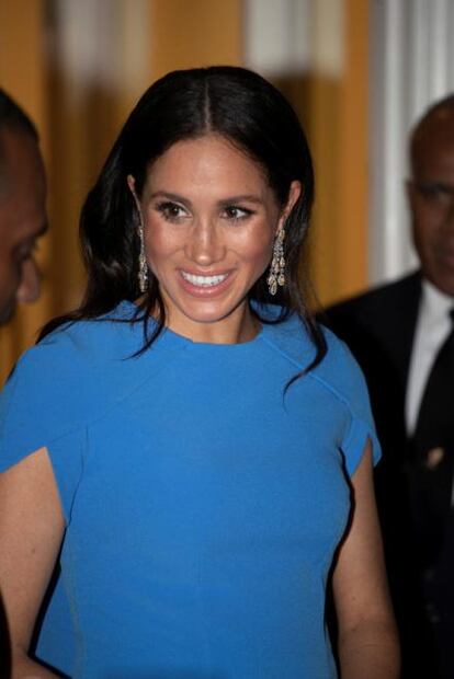 Meghan Markle presume su 'baby bump' en Fiji con vestido de gala azul