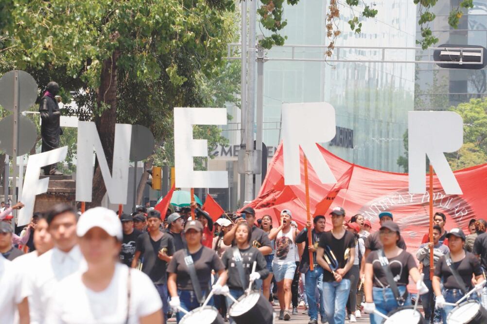Escuelas integrantes de la Federación Nacional de Estudiantes Revoluciona r io s Rafael Ramírez marcharon por Paseo de la Reforma hacia Bienestar y Segob. Foto: BERENICE FREGOSO. EL UNIVERSAL