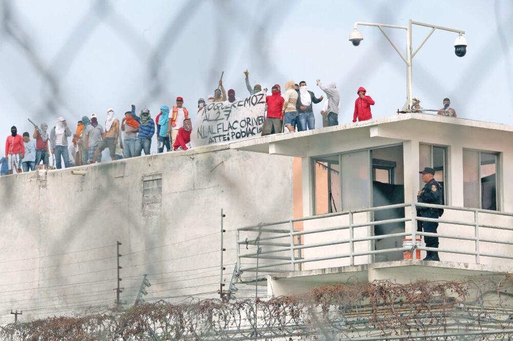En el techo del penal de Topo Chico los internos gritaron su descontento contra las prácticas de que son víctimas por parte del crimen organizado. Foto: EMILIO VÁSQUEZ. EL UNIVERSAL