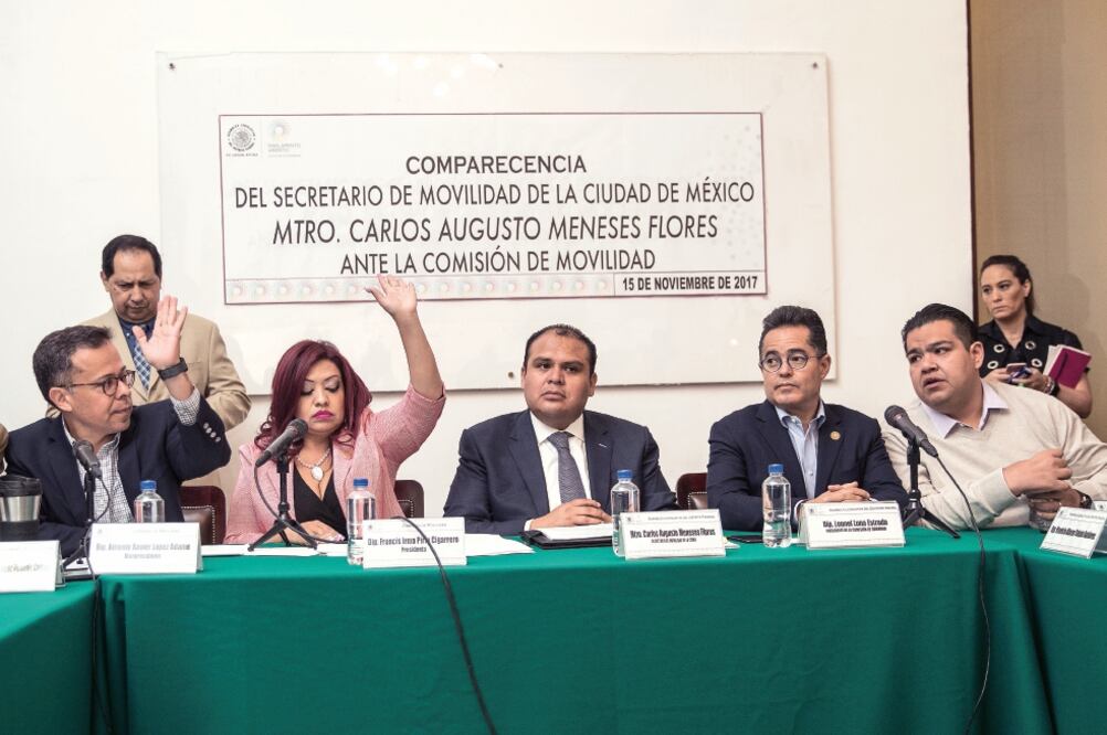 En 20 minutos, el secretario de Movilidad, Carlos Augusto Meneses Flores, explicó a los diputados locales las acciones de la dependencia a su cargo en 2017, esto durante su comparecencia ante la Asamblea Legislativa de la CDMX (GERMÁN ESPINOSA)