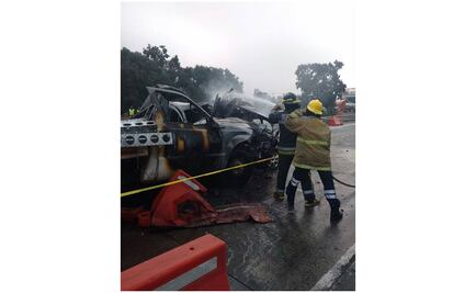 Se incendia auto tras choque múltiple en la México-Querétaro