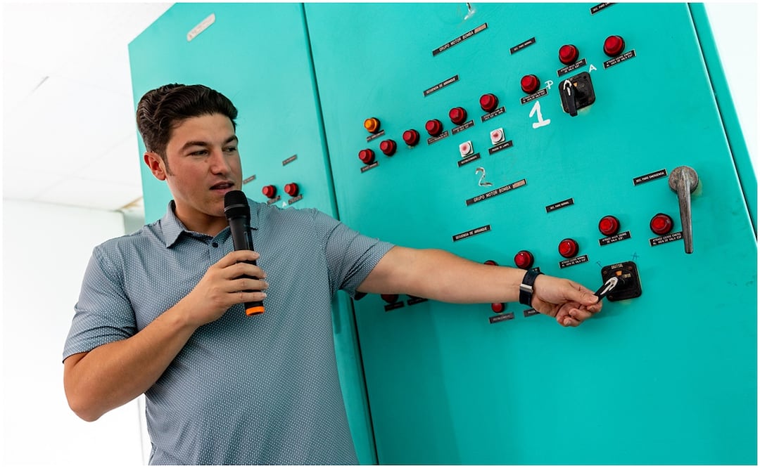 Samuel García, gobernador de Nuevo León arranca encendido de acueducto Linares-Monterrey en la Presa Cerro Prieto. Foto: Especial