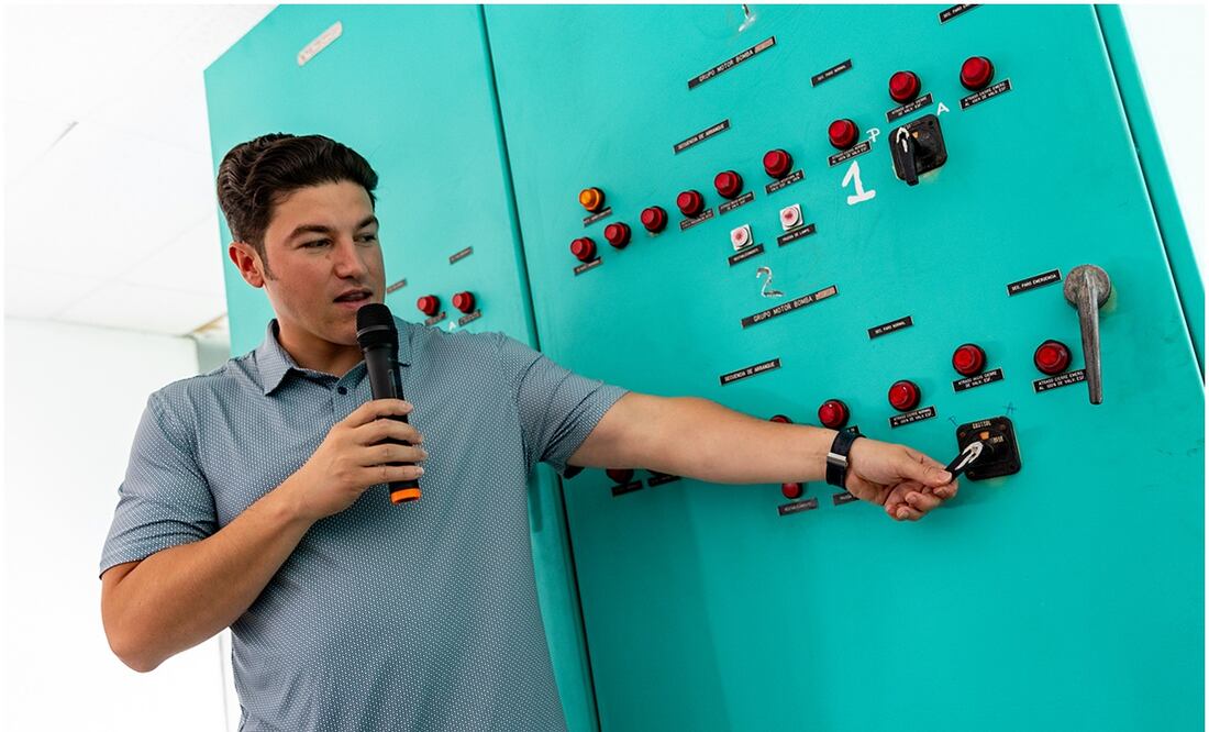 Samuel García, gobernador de Nuevo León arranca encendido de acueducto Linares-Monterrey en la Presa Cerro Prieto. Foto: Especial