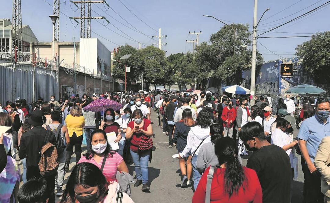 La respuesta de los jóvenes en la Biblioteca Vasconcelos provocó que la fila para ingresar se extendiera hacia las calles aledañas. Foto: Andrea Murcia. CUARTOSCURO