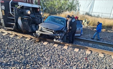 Vehículo intenta ganarle el paso al tren en carretera de Hidalgo; fallece el conductor