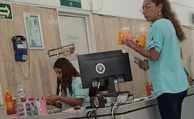 VIDEO: captan a trabajadora del IMSS vendiendo papitas en bolsa en clínica; así respondió la institución de salud
