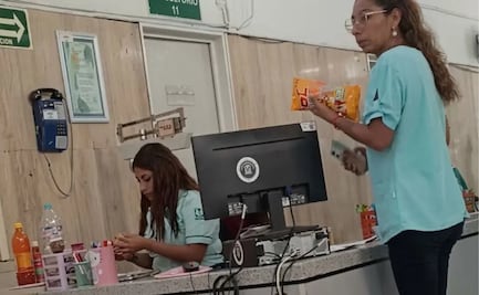 VIDEO: captan a trabajadora del IMSS vendiendo papitas en bolsa en clínica; así respondió la institución de salud