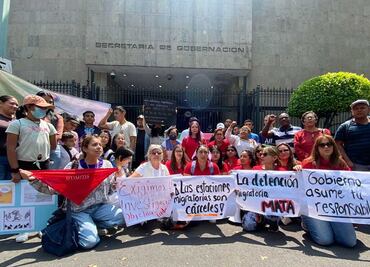“No somos animales para que nos maten en jaulas”; migrantes y activistas protestan frente a Segob
