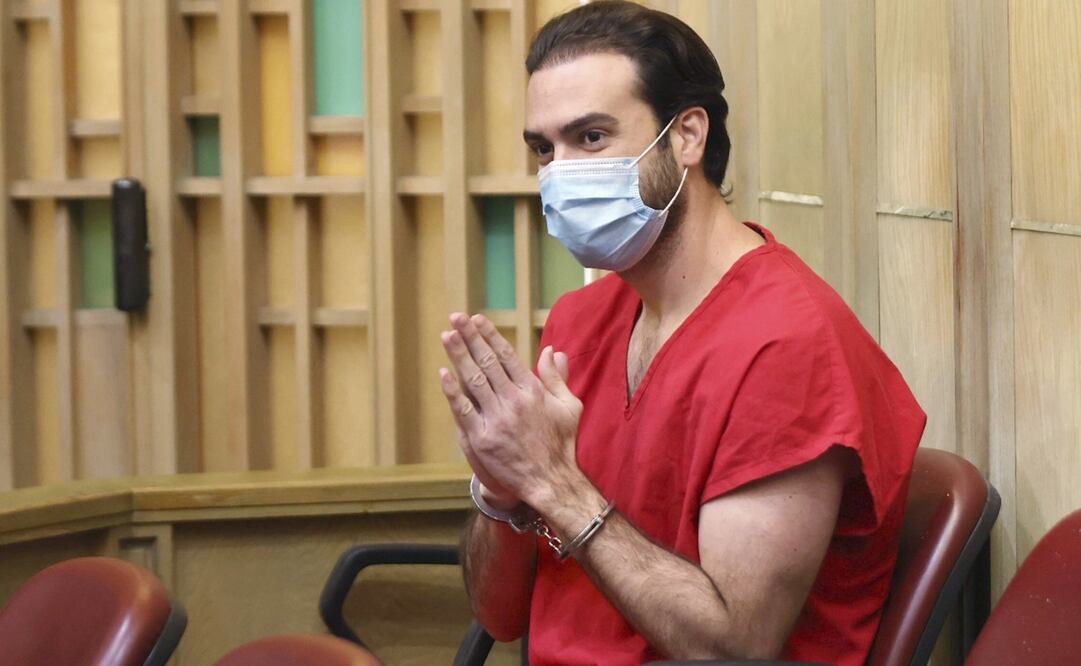 Pablo Lyle hace un gesto a los miembros de la familia cuando comparecen ante el tribunal en el Edificio de Justicia Richard E. Gerstein en Miami. Foto: AP/ Carl Juste/Miami Herald, Archivo El Universal