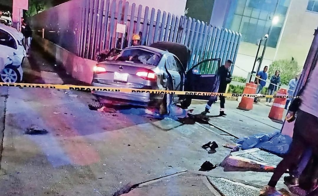 Así quedo el vehículo, cuyo conductor arrolló a 16 personas que esperaban informes fuera del hospital y de las que cuatro fallecieron. Foto: Especial