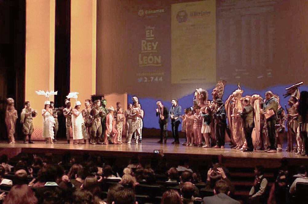 Emmanuel y Mijares develaron la placa por un año de representaciones (CORTESÍA OCESA TEATRO)