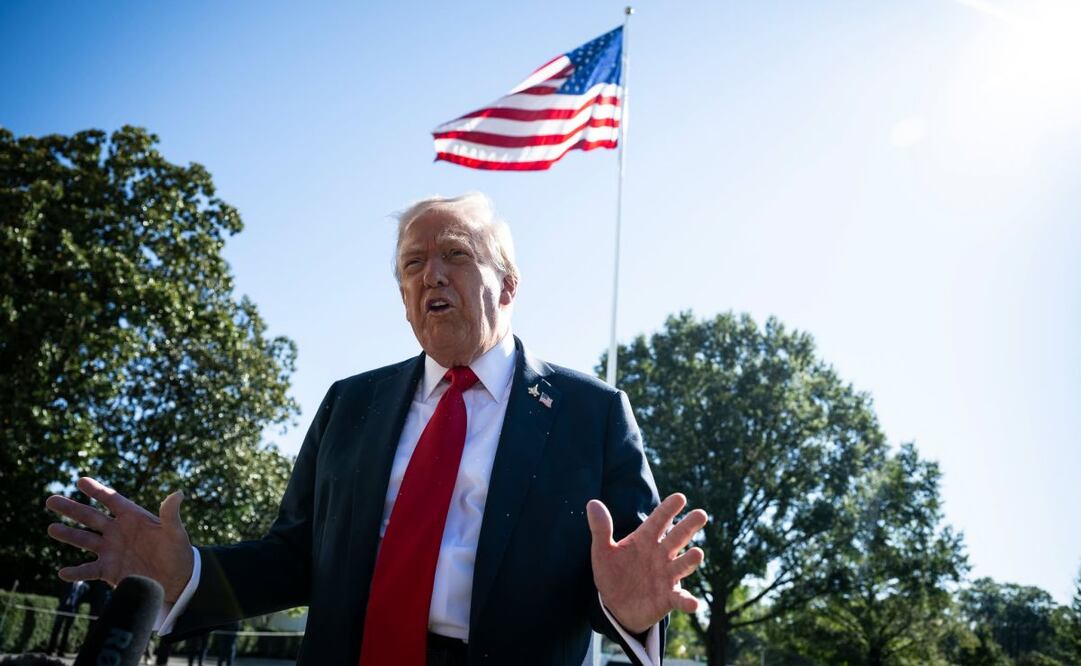 El presidente estadounidense, Donald Trump, habla con periodistas en el Jardín Sur de la Casa Blanca antes de abordar el Marine One en Washington, D. C., EE. UU., el 5 de octubre de 2025. Sindicatos que representan a cientos de miles de trabajadores federales han solicitado a un juez estadounidense que impida de inmediato que la administración Trump lleve a cabo despidos masivos durante el cierre gubernamental mientras presentan una demanda. Foto: EFE