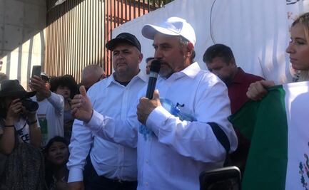 Colocan manta que muestra masacre a los LeBarón en Museo Memoria y Tolerancia