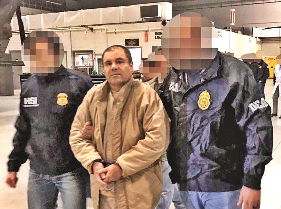 Elementos de las fuerzas de seguridad escoltando a Joaquín "El Chapo" Guzmán. Foto: Xinhua