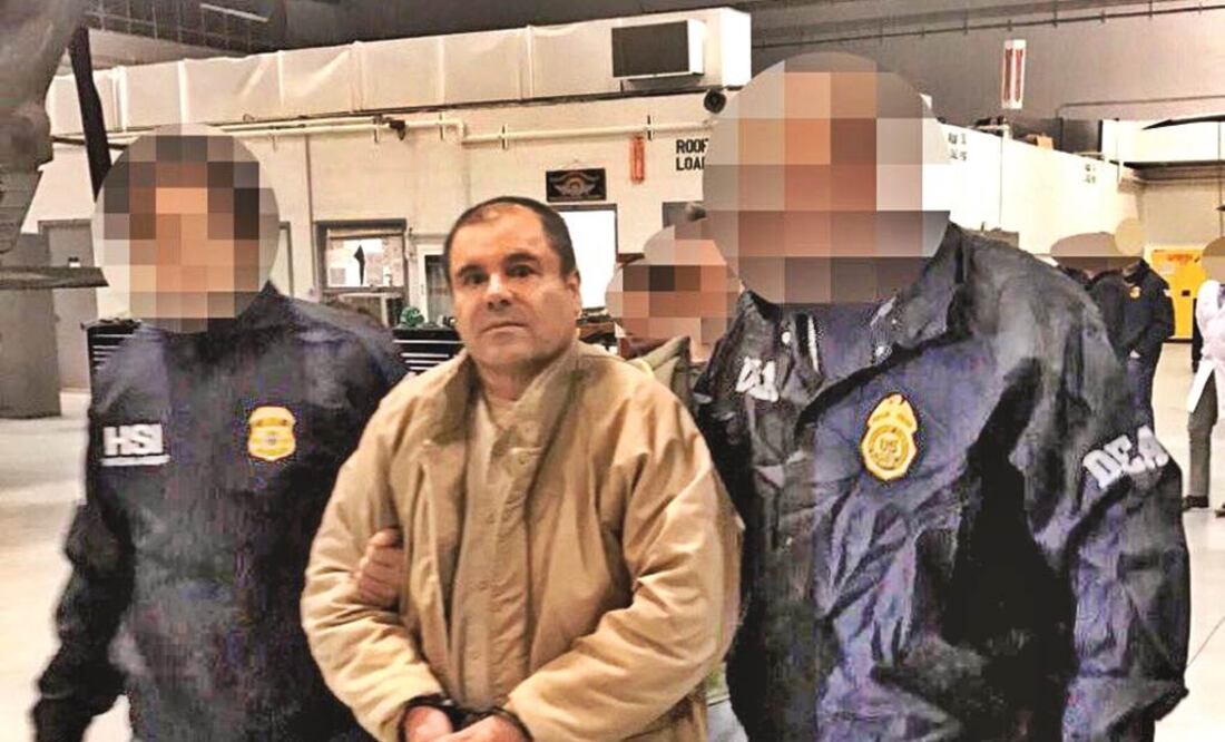 Elementos de las fuerzas de seguridad escoltando a Joaquín "El Chapo" Guzmán. Foto: Xinhua