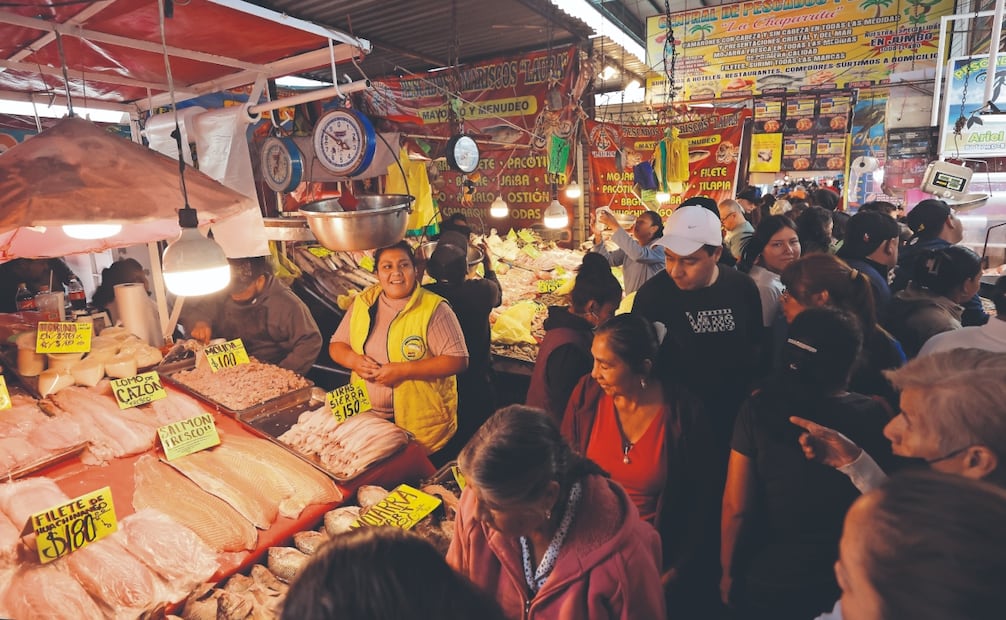 Cientos de personas visitan la vieja Viga en busca de mariscos frescos y económicos. Foto: Alberto González